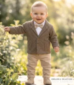 Brązowa kurtka niemowlęca w pepitkę z pikowaną podszewką - elegancka odzież dla chłopca