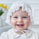Biała koronkowa czapka do chrztu dla dziewczynki z falbanką w stylu vintage.
