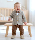 Elegancki garnitur do chrztu dla chłopca w beżowo-brązową kratę z muszką.