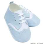 Błękitno-białe buciki dla niemowlaka z dziurkami