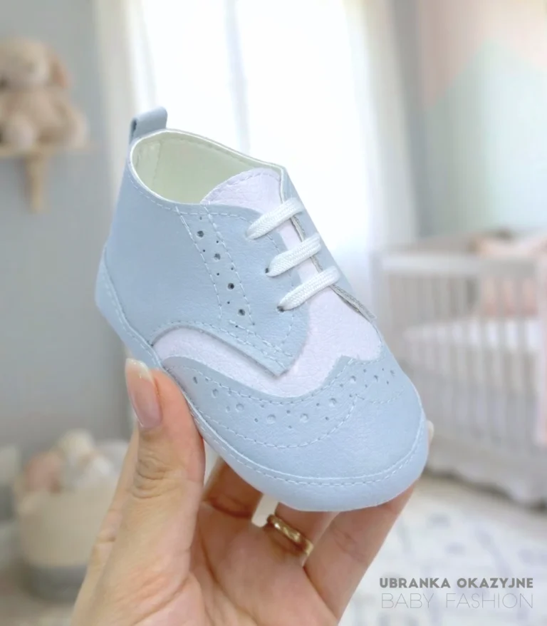 Błękitno-białe buciki dla niemowlaka z dziurkami