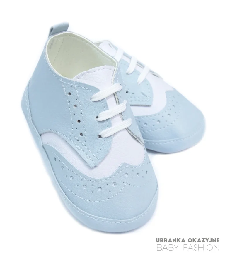 Błękitno-białe buciki dla niemowlaka z dziurkami