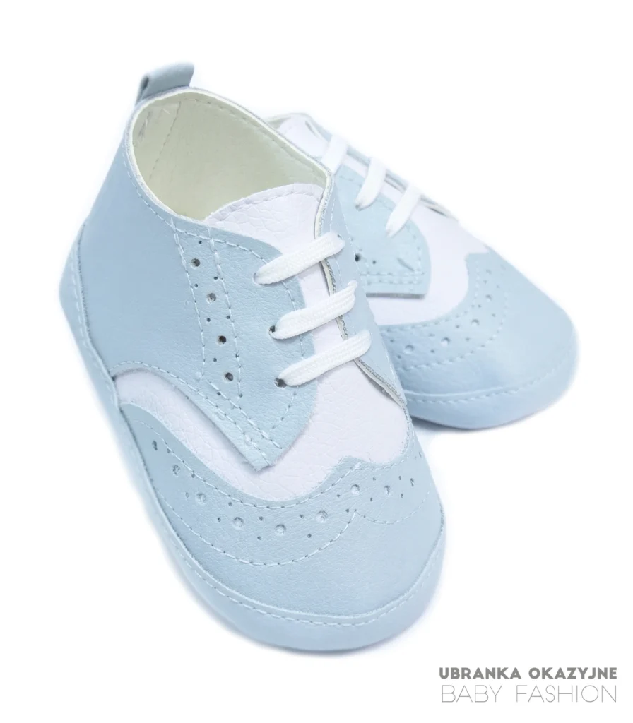 Błękitno-białe buciki dla niemowlaka z dziurkami