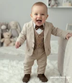 Beżowy garnitur niemowlęcy z kamizelką w pepitkę i muchą