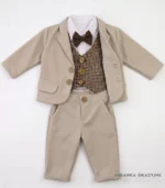 Beżowy garnitur niemowlęcy z kamizelką w pepitkę i muchą