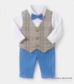 Zestaw dla dziecka białe koszulo-body szara kamizelka w kratkę oraz niebieskie spodnie.